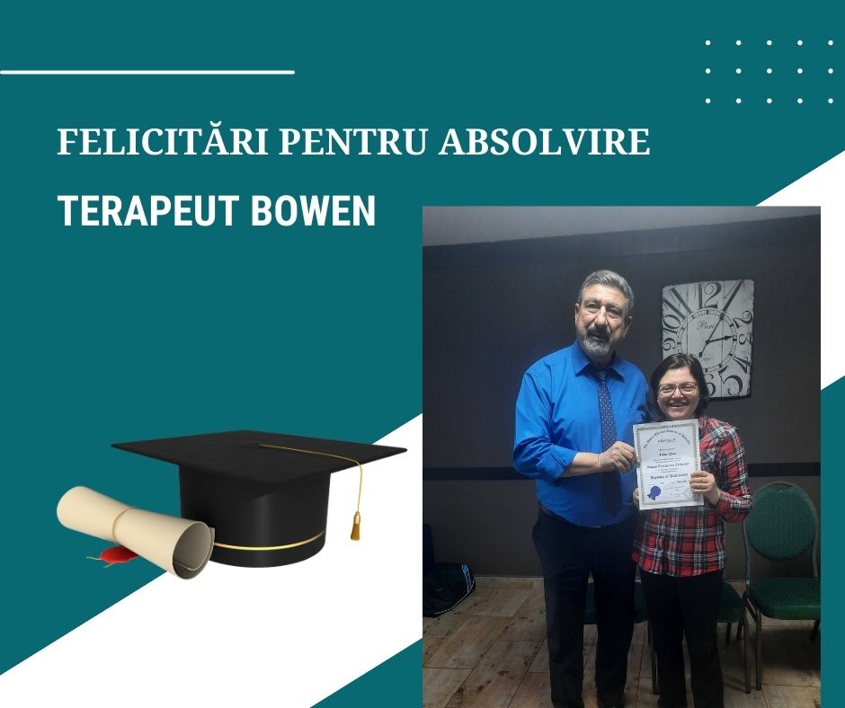 Această imagine este un colaj digital creat pentru a celebra succesul profesional, îmbinând elemente grafice de tip „graduation” cu o fotografie personală.  Iată descrierea detaliată a elementelor:  Compoziția și Fundalul Designul: Imaginea este împărțită vizual prin linii oblice și forme geometrice. Fundalul principal este un albastru-petrol (teal) închis, completat în colțul din dreapta jos de o secțiune roz pal.  Elementele decorative: În colțul din dreapta sus se află un model discret de puncte albe, aranjate într-o rețea pătrată, care adaugă un detaliu modern designului.  Mesajul Text (în partea stângă) În partea stângă sus, textul este scris cu majuscule albe, clare:  "FELICITĂRI PENTRU ABSOLVIRE" (scris pe primul rând).  "TERAPEUT BOWEN" (scris pe al doilea rând, cu caractere mai groase/bold).  Elementele Grafice (în partea stângă) Sub text, se află o ilustrație 3D care simbolizează absolvirea:  Toca: O pălărie de absolvent neagră, cu un ciucure auriu lung care atârnă în partea dreaptă.  Diploma: Lângă tocă se află un pergament rulat, de culoare crem, legat cu o sfoară aurie și sigilat cu o pecete de ceară roșie.  Fotografia Personală (în partea dreaptă) În jumătatea dreaptă este inserată o fotografie reală, realizată într-un interior:  Subiecții: În imagine apar două persoane. În stânga, un bărbat mai în vârstă, cu barbă gri, purtând o cămașă albastră și cravată. În dreapta, o femeie cu ochelari și păr șaten, purtând o cămașă în carouri roșii.  Momentul: Cei doi țin împreună o diplomă oficială înrămată. Femeia zâmbește larg, exprimând bucurie și mândrie.  Decorul: În spatele lor, pe perete, se observă un ceas mare, în stil vintage, și câteva scaune verzi de conferință. Peste această fotografie este trasat un cerc negru, fin, cu săgeți (un element grafic adăugat ulterior, posibil pentru a evidenția zona).  Imaginea per ansamblu este un certificat de apreciere vizual, marcând un prag important în cariera de terapeut.