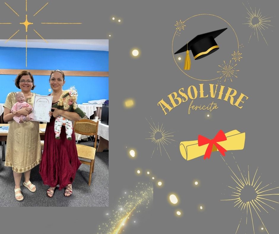 Această imagine este un colaj festiv creat pentru a marca o realizare profesională deosebită, probabil legată de finalizarea unui curs de specializare.  Iată descrierea detaliată a elementelor vizuale:  Designul și Fundalul Fundalul: Partea dreaptă a imaginii are un fundal gri mat, decorat cu elemente grafice aurii care sugerează o sărbătoare: scântei, steluțe strălucitoare și artificii stilizate.  Elementele Grafice (în partea dreaptă):  Sus, se află o tocă de absolvent neagră cu un ciucure auriu, încadrată într-un cerc fin de lumină.  În centru, apare textul scris cu caractere aurii elegante: "ABSOLVIRE fericită". Cuvântul "ABSOLVIRE" este scris cu majuscule, arcuit, iar "fericită" este scris dedesubt, cu un font de mână (cursiv).  Jos, se află o diplomă galbenă sub formă de pergament, legată cu o fundă roșie mare.  Fotografia Reală (în partea stângă) În jumătatea stângă este inserată o fotografie realizată într-o sală de curs sau de evenimente:  Subiecții: Două femei zâmbitoare stau în picioare, una lângă cealaltă.  Femeia din stânga poartă o rochie lungă, aurie, cu detalii brodate la bază. Ea ține în brațe un păpușă-bebeluș (folosită pentru demonstrații terapeutice) și, împreună cu colega sa, susține o diplomă înrămată.  Femeia din dreapta poartă o rochie lungă de culoare vișinie (burgundy) și ține, de asemenea, o altă păpușă-bebeluș îmbrăcată în haine colorate.  Contextul: Prezența păpușilor și a diplomei sugerează absolvirea unui curs specializat (posibil legat de terapia pentru bebeluși sau îngrijire pediatrică).  Fundalul fotografiei: În spatele lor se vede un perete albastru intens, o masă de lemn și câteva scaune, specific unui mediu educațional sau de training.  Atmosfera Generală Imaginea emană bucurie, mândrie și împlinire. Contrastul dintre griul elegant al fundalului și culorile vii din fotografie (auriu, roșu, albastru) creează un aspect vizual echilibrat, care pune în valoare succesul celor două absolvente.