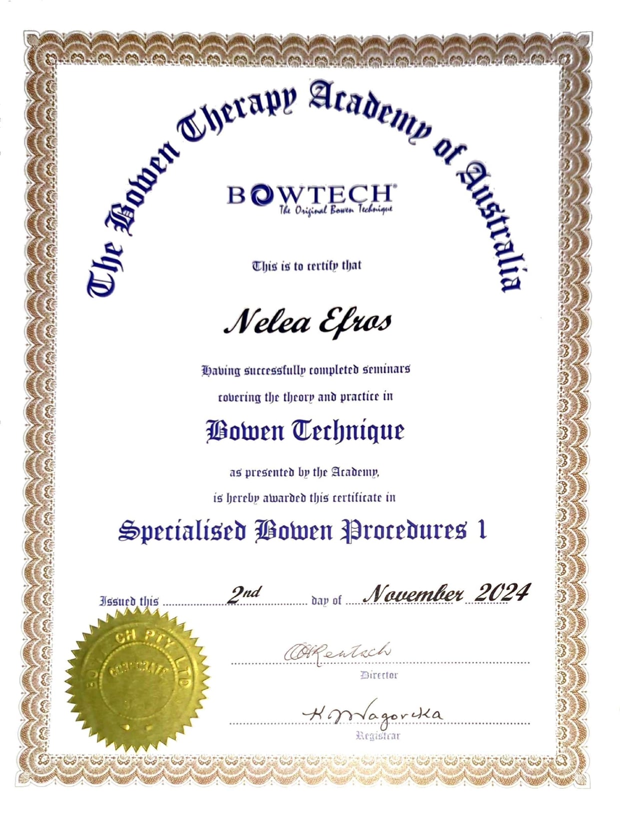 Aceasta este o diplomă oficială de certificare pentru tehnici avansate.  Antetul: Scris cu litere gotice albastre: "The Bowen Therapy Academy of Australia".  Numele: Documentul este eliberat pe numele Nelea Efros.  Titlul Cursului: Certifică absolvirea seminarelor de "Specialised Bowen Procedures 1" (Proceduri Specializate Bowen 1).  Data și Detalii: Este datată 2 noiembrie 2024.  Sigiliul: În colțul din stânga jos se află un sigiliu auriu strălucitor, zimțat, care atestă autenticitatea documentului.  Cadru: Hârtia este încadrată de aceeași bordură decorativă maro-aurie clasică, oferind continuitate vizuală cu diplomele anterioare.